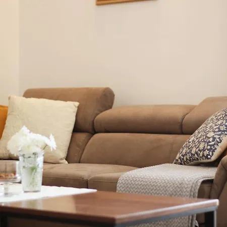 فيلة Porta Salonae *