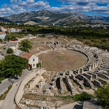فيلة Porta Salonae *